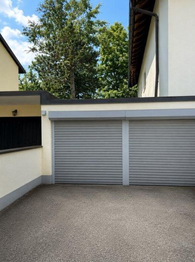 Aussergewöhnliche 3,5-Zi-Maisonette-Wohnung, 2 Wohnebenen, Stadtrandlage, offener Kamin,Einzelgarage – Einzelgarage links