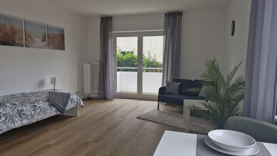Top Kapitalanlage, möbliert, sofort frei, frisch renoviert, ohne Provision mit Balkon & Stellplatz – Wohnbereich