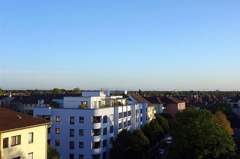 :helle 1-Zimmer-Wohnung mit unverbautem  Bergblick – Ausblick vom Balkon
