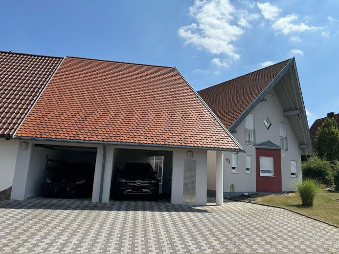 Westseite & Hof mit Garage