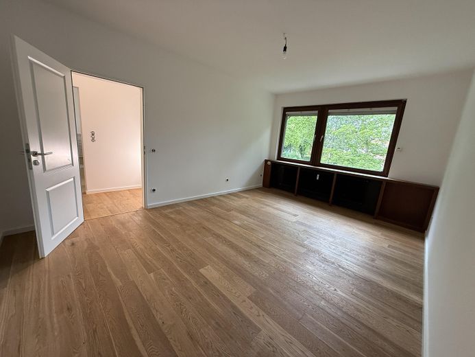 Grunewald 4 odalı daire, ayrıca bahçe, havuz ve garajlı suterre katı – Zimmer 3