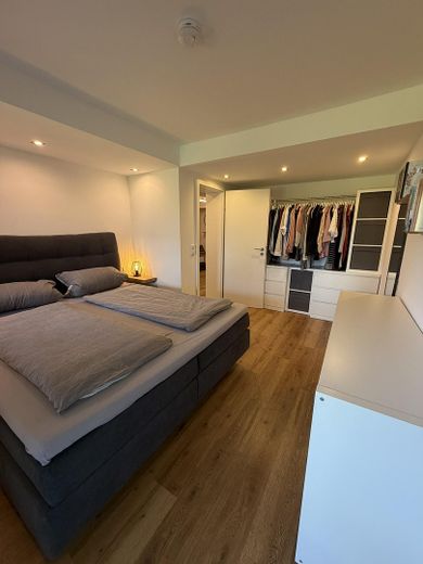 Modernisierte 3-Zimmer-Wohnung mit traumhaftem Bergblick – Schlafzimmer