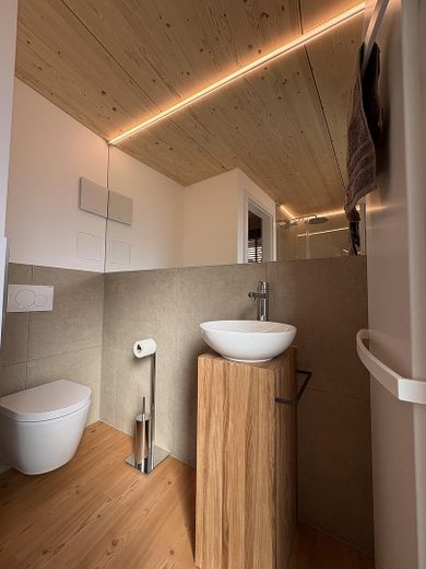 Komfort-Loft in Toplage mitten im Zentrum von Erlangen – WC und Designwaschtisch