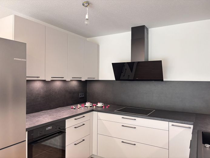 Appartement neuf moderne de 2 pièces avec cuisine, balcon et 2 places de stationnement à Nürtingen-Oberensingen – Küche