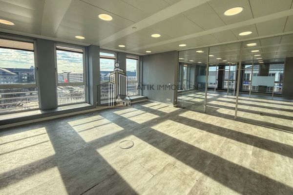 ATIK: Moderna superficie de oficinas climatizada en la última planta, directamente en Luisenplatz - sin comisión
