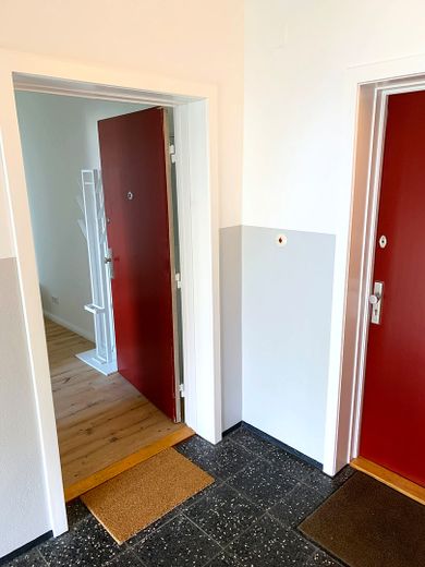 Wohnen auf Zeit: Kernsanierte 2,5-Zimmer-Wohnung mit Südwest-Balkon in Rahlstedt – Treppenhaus