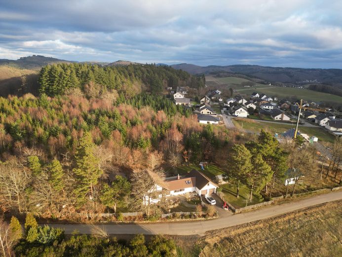 Fereinhaus Anwesen in exponierter Aussichtslage auf einem Höhenzug nahe Nürburgring provisionsfrei – Lage