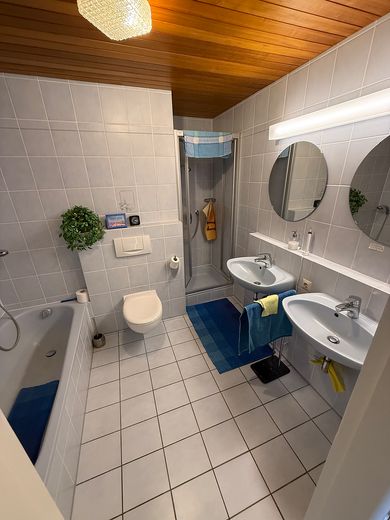 4 Zimmer mit Aussicht – Terrasse, Wärmepumpe, Garage und Stellplatz inklusive – Bad