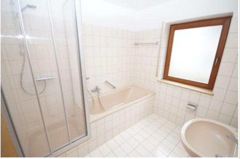 Wohnen in Überlingen: Großzügige 3-Zimmer-Oase mit Balkon, Aussicht & 2 Stellplätzen – Badezimmer saniert 2023