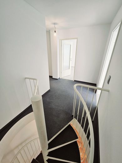 Geschmackvolle 4-Raum-Maisonette-Wohnung mit gehobener Innenausstattung, EBK und großem Balkon – Flur 2. Etage