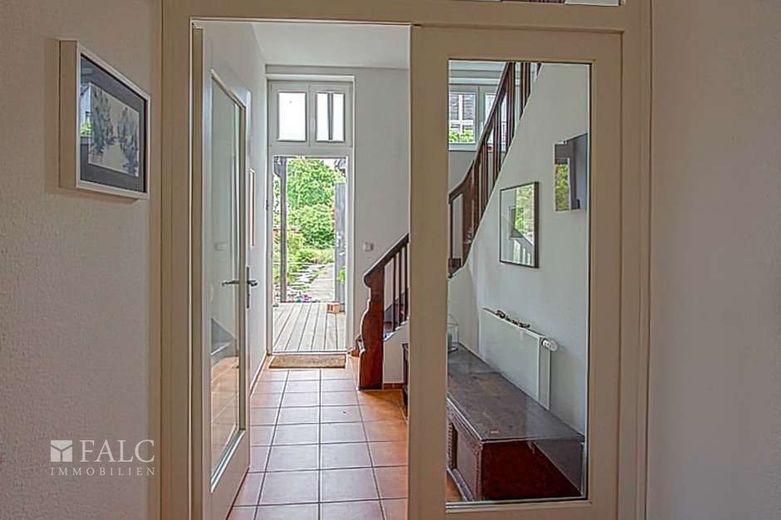 Flur mit Blick in den Garten