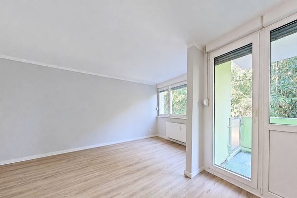 Moderne und hell gestaltete 3-Zimmer-Wohnung mit BALKON und EBK