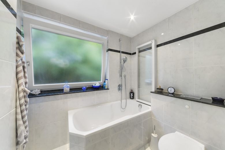 Wohnen mit viel Platz und eigener Terrasse - 4-Zimmer-Wohnung in begehrter Westend-Lage – Bad Bild 1