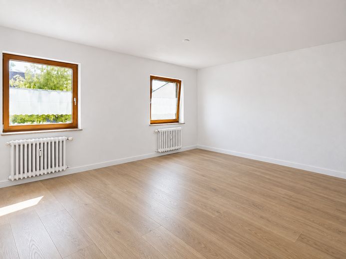 Apartamento de 3 habitaciones en Salem-Beuren | renovado antes de la ocupación | 79 m² | plaza de aparcamiento – Wohnzimmer renoviert