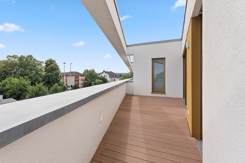 Exklusives Einfamilienhaus mit hochwertiger Ausstattung, 2 PKW Stellplätzen und kleinem Garten – Dachterrasse im DG