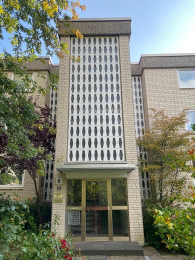 Großzügige 4-Zi.-Whg. (2 2/2 Zi.) mit Balkon/Südlage ; auf großem Grundstück ; provisionsfrei – Hauseingang zur Wohnung