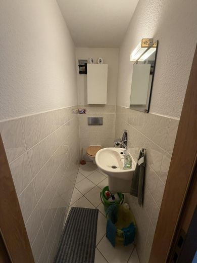 Pforzheim 2,5‑Zimmer Terrassenwohnung, TG‑Stellplatz, ruhige Lage Rodgebiet, sofort verfügbar – Gäste WC