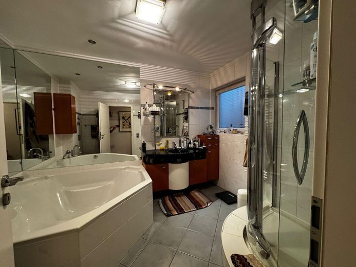 Mediterraner Wohntraum in Baldham: Stilvolle Maisonette mit Garten – Bad