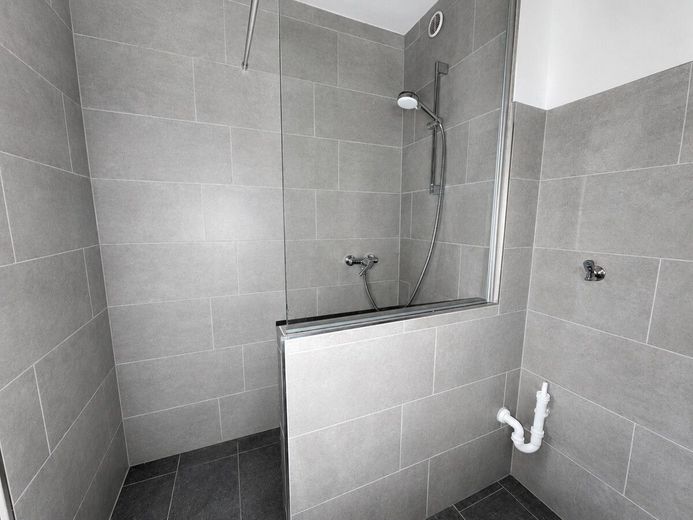 RESERVIERT! Zentral gelegene Erdgeschosswohnung mit Balkon, moderner Küche und renoviertem Bad – Ebenerdige Dusche