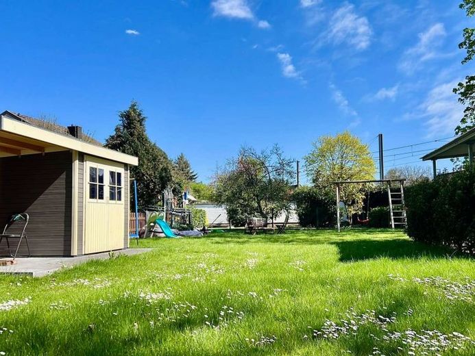 Bonn-Küdinghoven: Lichtdurchflutete Neubau-Oase auf eigener Etage mit privatem Garten – Foto 1