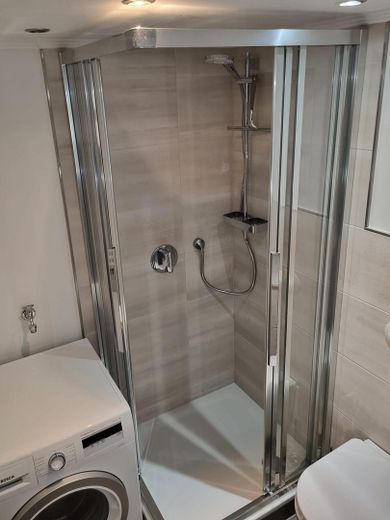 Deniz manzaralı! Plaja ve merkeze yakın, tamamen yenilenmiş üst düzey daire, 75 m², 2 oda – Dusche mit Waschmaschine