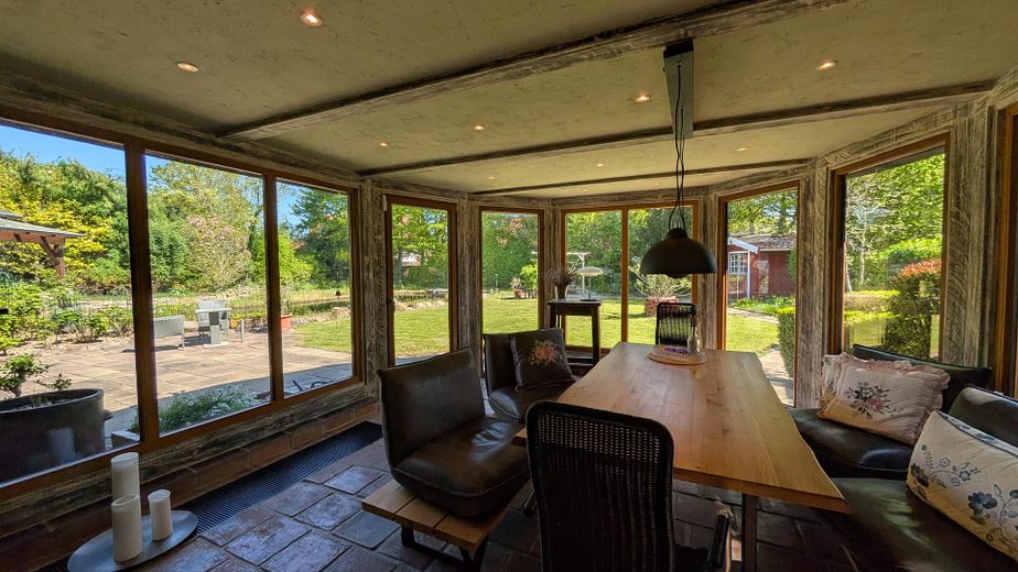 Jeden Tag wie im Urlaub: Wundervolles Landhaus mit Hallenbad, Naturbadeteich und Mieteinnahmen – Wintergarten mit Gartenblick