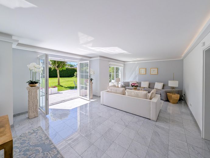 Luxuriöse Marmorvilla am Leading Golf Club Seddiner See - Landhausvilla vor den Toren Berlins – Wohnsalon
