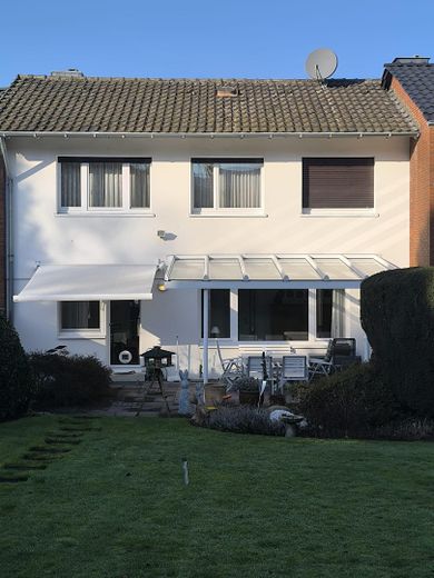 Provisionsfrei für Käufer | Familienhaus in Toplage | Bieterverfahren ab 389.000 € – Rückseite Haus