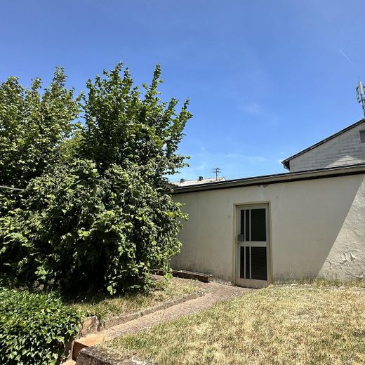 Helle und familiengerechte Doppelhaushälfte – Gartenhaus