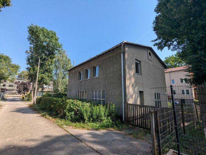 kleines Häusschen mit Garten, großer Garage und Stellplatz im Zentrum von MHL – Haus von Aussen