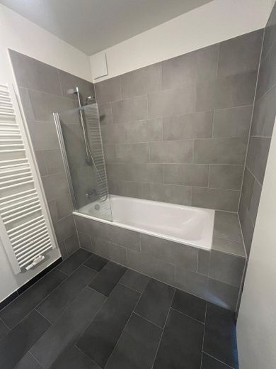 Exklusive neuwertige 3-Zimmer-Wohnung mit schönem Balkon von PRIVAT! – Bad 1