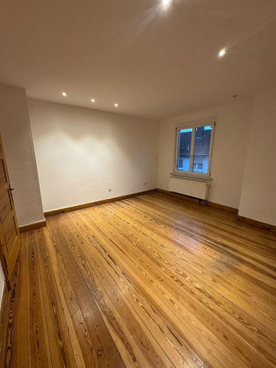 4 Zimmer Whg, 2. OG, renoviert mit EBK 650 plus 75 Euro Küche – Wohnzimmer 