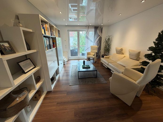 Ruhiges Wohnen ganz oben: Gepflegte 3-Zimmer-Wohnung mit Süd-West-Balkon & Tiefgarage – Photo 7