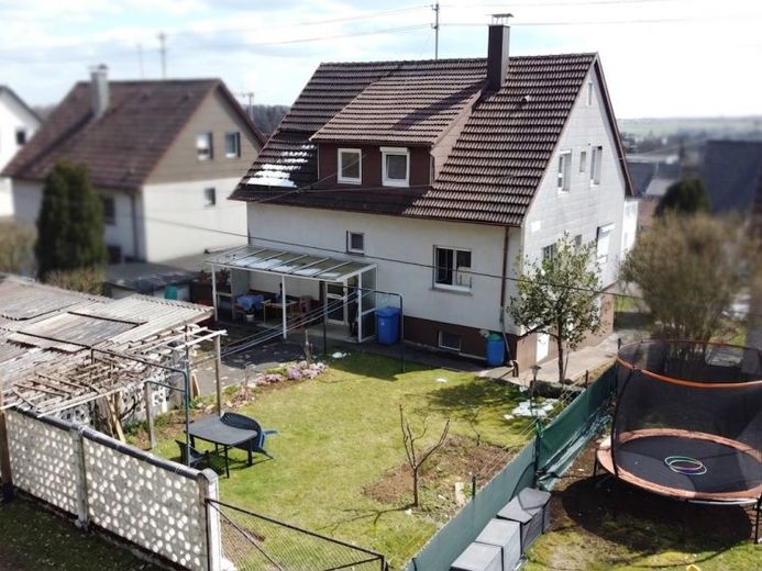 Familienfreundliches Einfamilienhaus in ruhiger Lage mit Garten und Garage – Foto 1