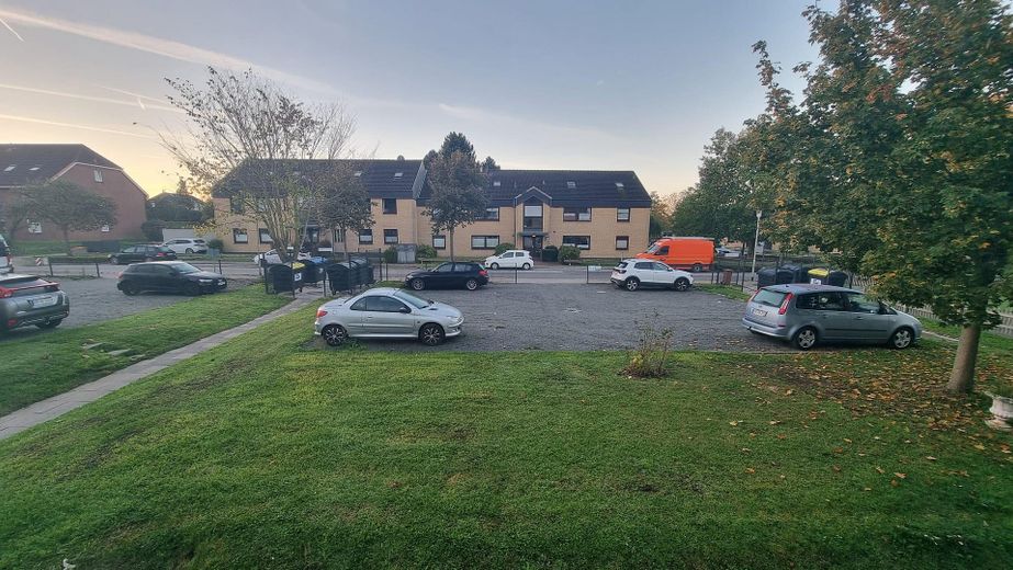 Helle 63m²-EG-Wohnung, frisch renoviert,  mit 3 Zimmern und neuer EBK – Blick auf Parkplatz