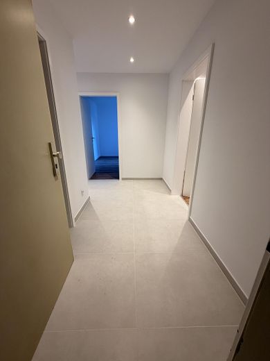 Sogno abitativo inondato di luce a Köln Weiden – spazioso appartamento di 3 locali con balcone – Flur