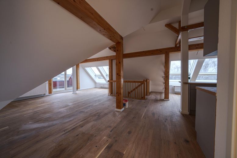 Lutherstraße: 2-Zimmer-Maisonette, fugenloses Bad, tolle Aussicht, Nobilia EBK – Wohnzimmer I