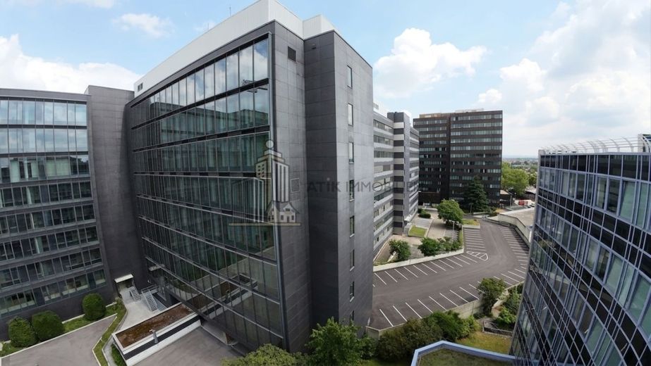 ATIK: Repräsentative Büroflächen in hervorragender Lage mit viel Tageslicht – Drohnenaufnahme