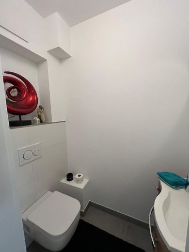 Exklusive 2,5 Zimmer Wohnung mit Aufzug, Niedrigenergiehaus mit PV Mieterstrom – Gäste-WC