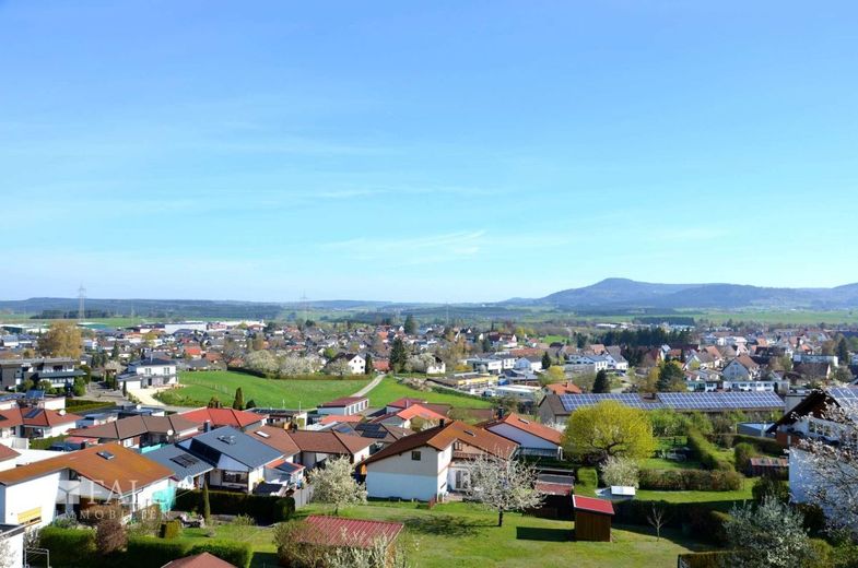 Sofort bezugsfreie 2-Zimmer-Wohnung mit Balkon und Aufzug in Aldingen – Panoramaausblick über Aldingen