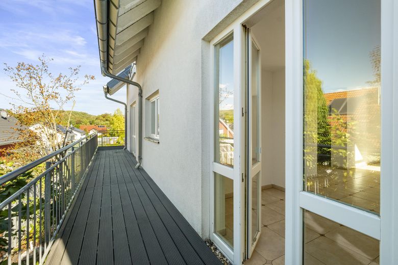 Casa familiare di 239 m² con piano giardino flessibile – senza provvigione – Balkon Ausgang Wohnzimmer
