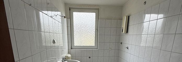Frisch renovierte 3-Zimmer-Dachgeschosswohnung mit Tageslichtbad & Gästebad in Essen – Badezimmer