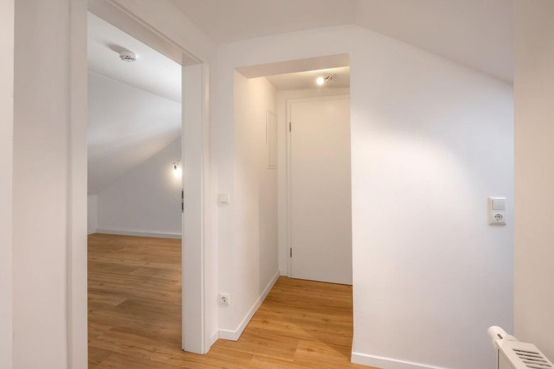 عائد بنسبة 5,4% - شقة مجددة بالكامل من غرفتين في الطابق العلوي للاستثمار - بدون عمولة! – الصورة 9