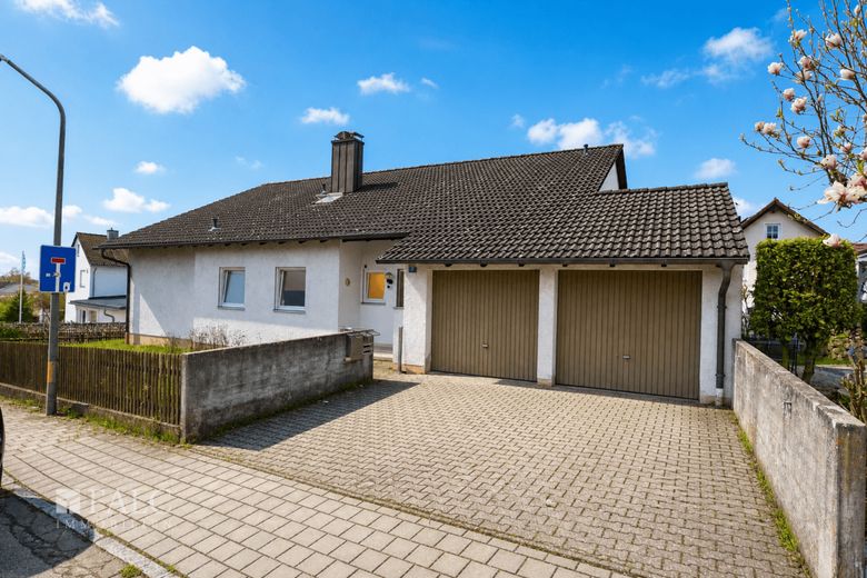Familien- und Mehrgenerationenhaus mit großem Garten und viel Potenzial – Garagen und Eingang KI