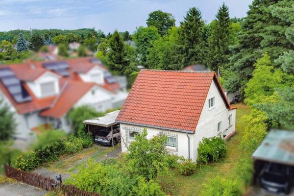 Kreş ve okul yakınında bodrumlu, carportlu, ek yapıları bulunan ve tadilat gerektiren büyüleyici müstakil ev