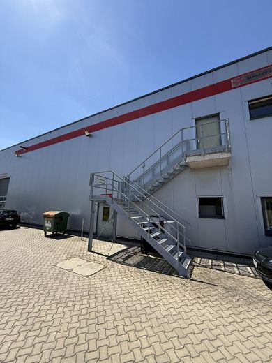 Modernes Technikcenter mit Ausstellungshalle und großem Grundstück direkt an der B444 – Außenansicht
