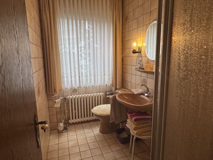 2 Häuser auf einem Grundstück: Das Einfamilienhaus ist bald verfügbar und das Zweifamilienhaus ist sicher vermietet! – Gäste-WC EFH