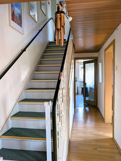 Charmante DHH mit Garten & Baugenehmigung zur Erweiterung (PRIVAT) – Treppenaufgang