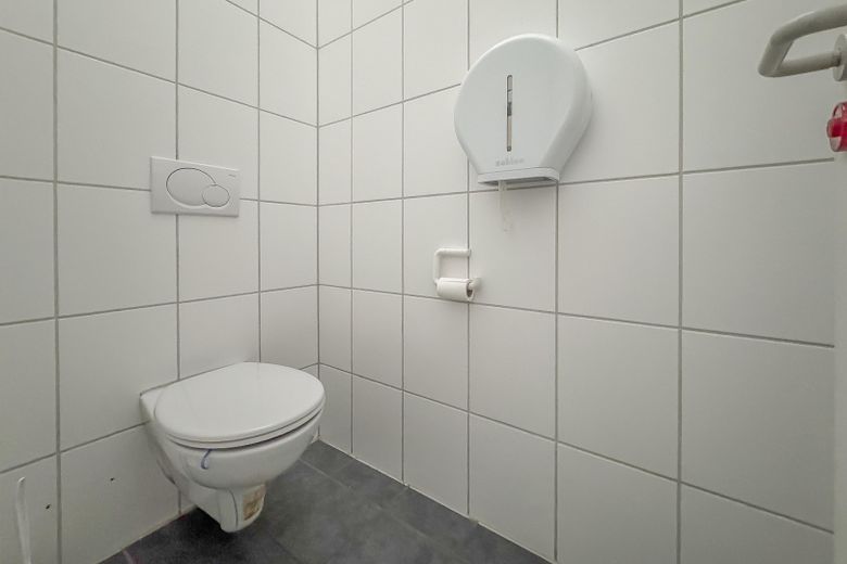 Spazio ufficio conveniente, pronto all’uso, per 15–25 dipendenti – collegamenti eccellenti + servizi in loco – Gem. WC-Anlagen