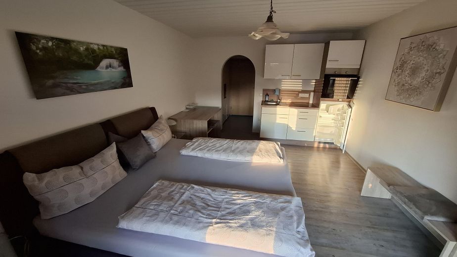 2x 1 Zi-Appartement & 3-Zi DG Wohnung mit Panoramablick, Balkon u. Küchenzeile u. 2 Duschbädern – Möbeliert & vollausgestattet